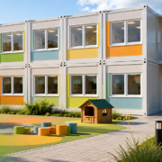 Moderner zweistöckiger Kindergarten-Container mit Spielplatz von all2work