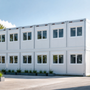 Moderne zweistöckige Containeranlage kaufen – flexible Raumlösung von all2work