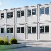 Moderne zweistöckige Containeranlage von all2work als flexible Raumlösung